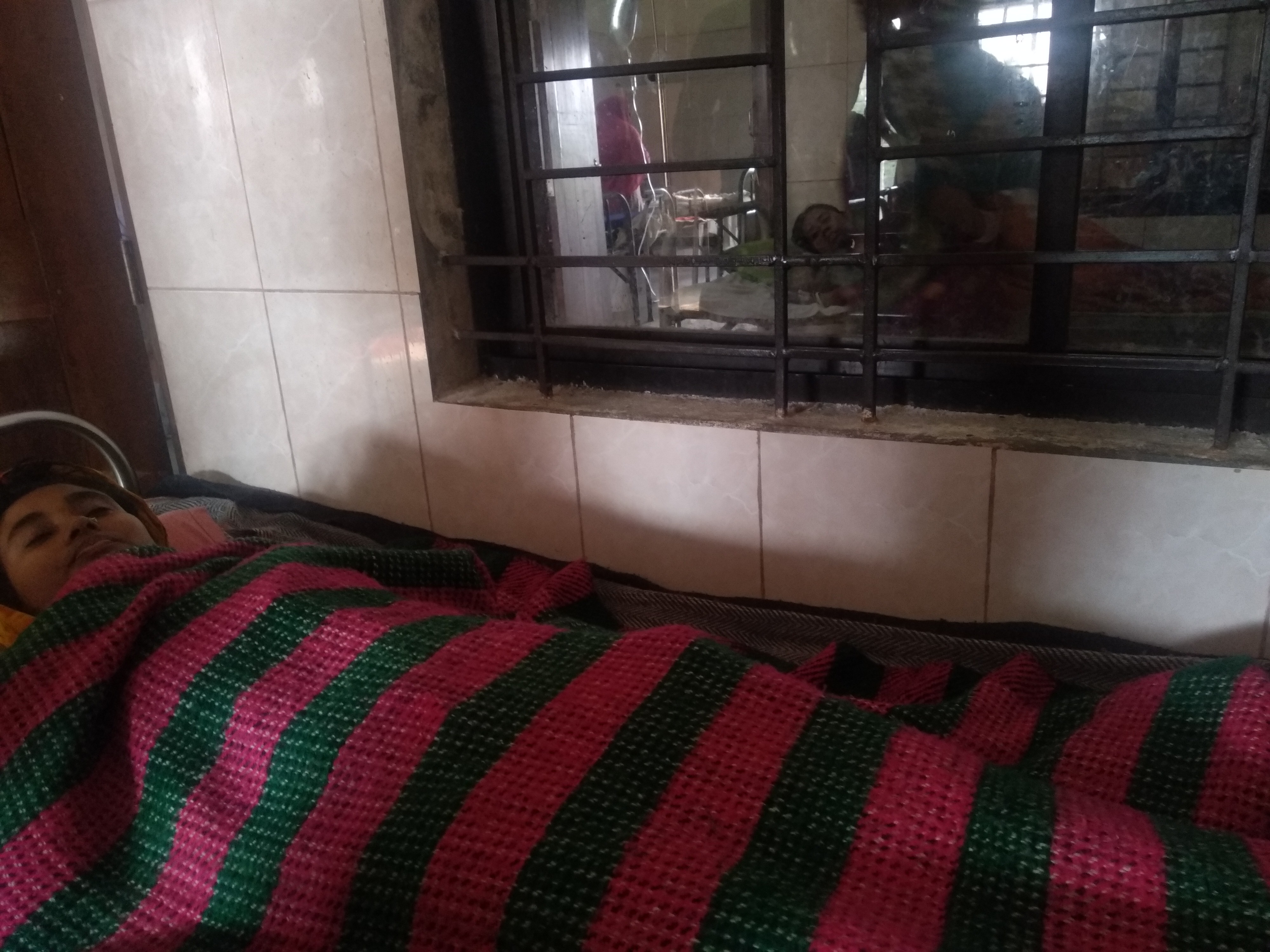 ঠাকুরগাঁও যৌতুকের দাবিতে স্বামী কর্তৃক পাশবিক নির্যাতনের শিকার গৃহবধূ- হাসপাতালে ভর্তি