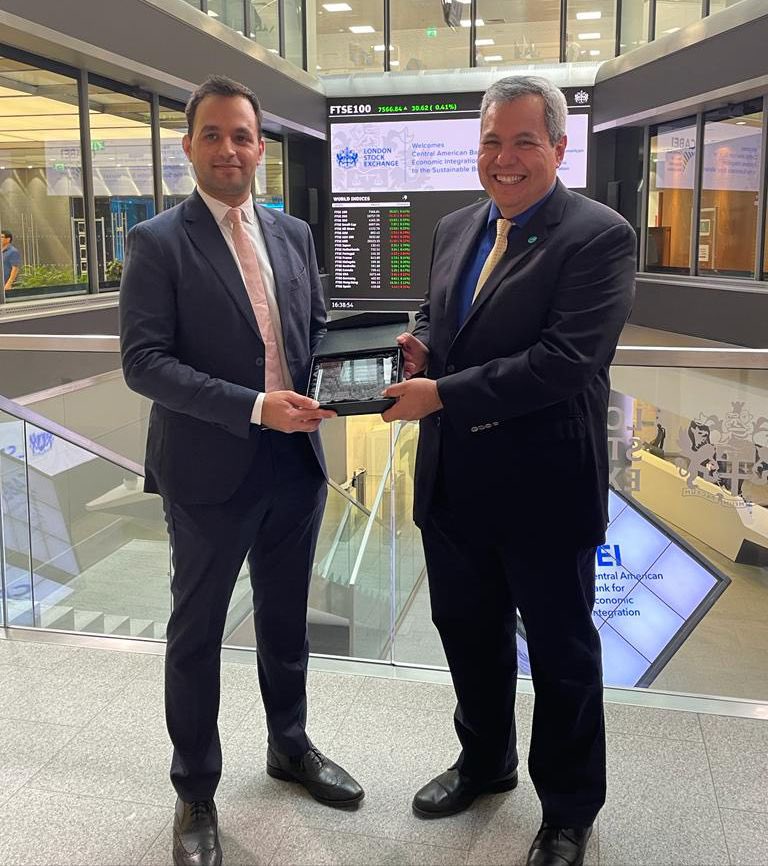 #CABEIinEurope: the London Stock Exchange <a href="/LSEplc/">London Stock Exchange</a> welcomed the #CABEI delegation lead by the Executive President, <a href="/DanteMossi/">Dante Mossi</a>, to celebrate its debut listing through its recent historic global bond for US$1.25 billion under its Social Bond Framework.