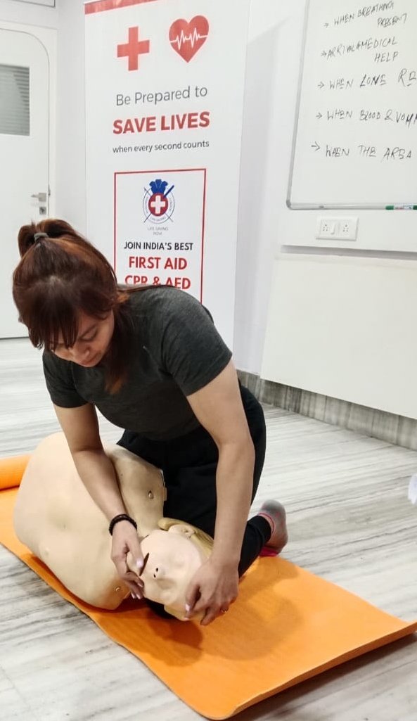 FeelSafeEducat1's tweet photo. First aid training enables the person to use appropriate precautionary methods to save lives during an emergency. 
#CPR #WestBengal #firstaid #kolkata #lifesaving #feelsafe #RLSS #firstaidtraining https://t.co/ToGtBKGg0D