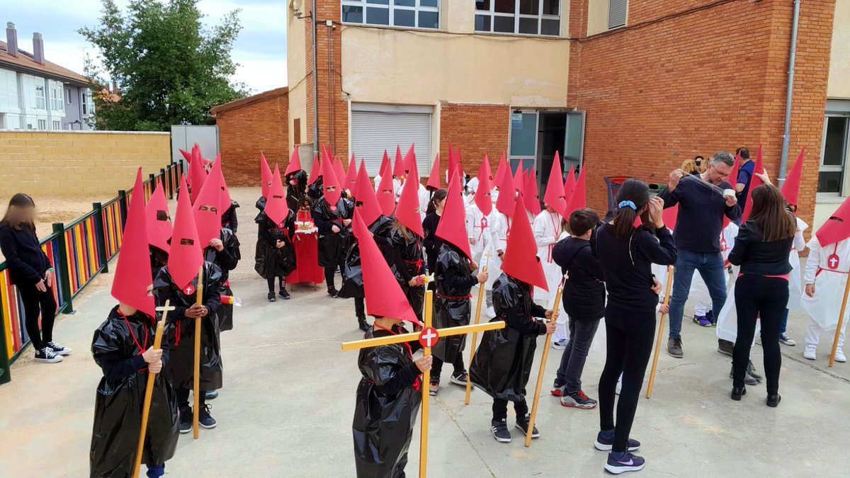 COLEGIOPEDROI's tweet photo. Celebramos después de la pandemia nuestra tradicional procesión del encuentro con los alumnos de 3º de primaria.

Gracias a OHYP y a la banda de tambores de cofradía de Nuestro Padre Jesús de Nazareno de Tordesillas y a todos las personas que han querido acompañarnos. https://t.co/qZkXwhVwAO