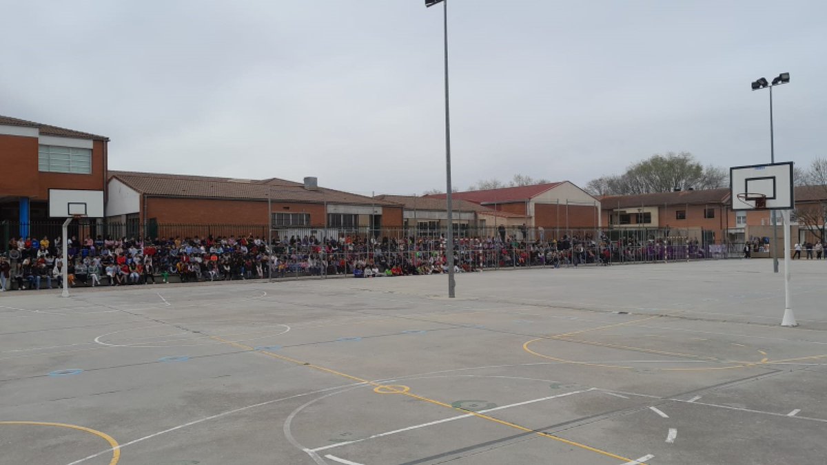 COLEGIOPEDROI's tweet photo. Celebramos después de la pandemia nuestra tradicional procesión del encuentro con los alumnos de 3º de primaria.

Gracias a OHYP y a la banda de tambores de cofradía de Nuestro Padre Jesús de Nazareno de Tordesillas y a todos las personas que han querido acompañarnos. https://t.co/qZkXwhVwAO