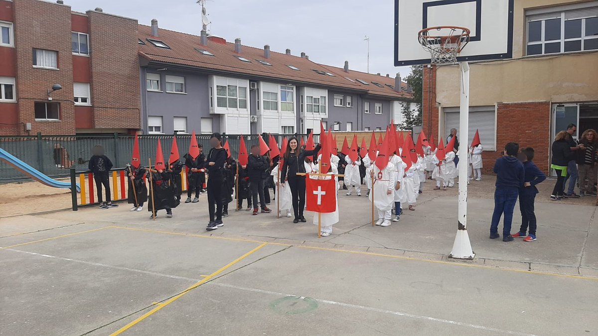 COLEGIOPEDROI's tweet photo. Celebramos después de la pandemia nuestra tradicional procesión del encuentro con los alumnos de 3º de primaria.

Gracias a OHYP y a la banda de tambores de cofradía de Nuestro Padre Jesús de Nazareno de Tordesillas y a todos las personas que han querido acompañarnos. https://t.co/qZkXwhVwAO