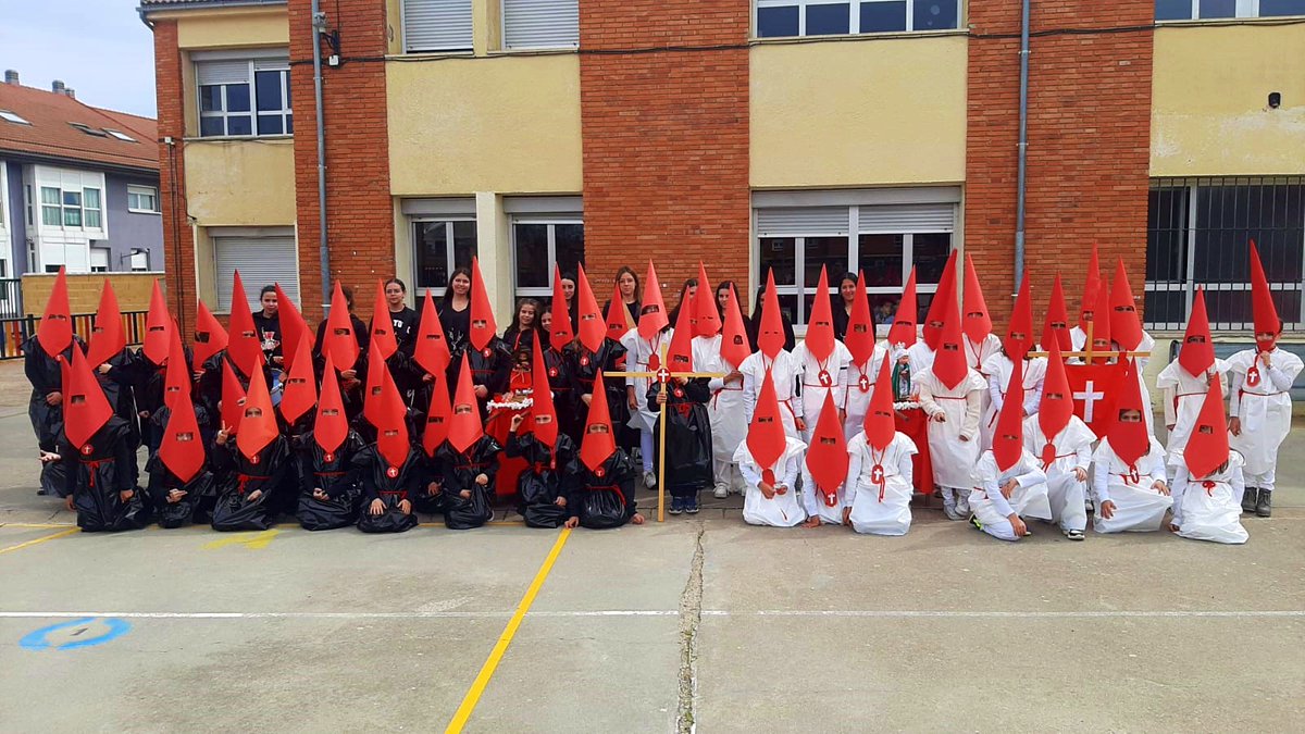 COLEGIOPEDROI's tweet photo. Celebramos después de la pandemia nuestra tradicional procesión del encuentro con los alumnos de 3º de primaria.

Gracias a OHYP y a la banda de tambores de cofradía de Nuestro Padre Jesús de Nazareno de Tordesillas y a todos las personas que han querido acompañarnos. https://t.co/qZkXwhVwAO