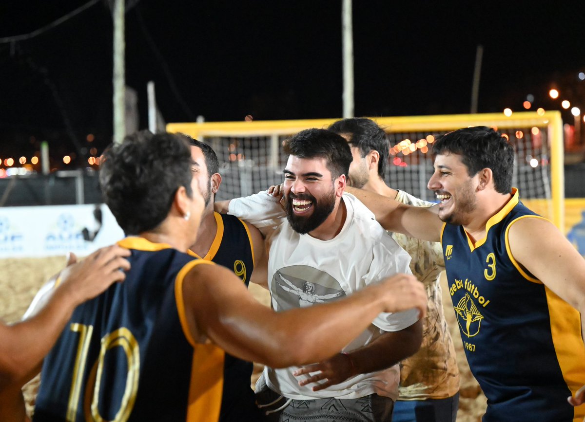 LUD_Oficial's tweet image. ¡ʟᴏꜱ ᴄᴀᴍᴘᴇᴏɴᴇꜱ! ⚽️🏖️🏆

Se terminó el torneo de fútbol playa con @aebufutbol campeón de la Copa de Oro, @CCColon1987 de la de Plata y @BodyFactory2002 de la de Bronce 👌🏼

Acá, el resumen 👉🏻 bit.ly/3TEEkKi 

📸: @caropasseggi 

#SomosLaLiga