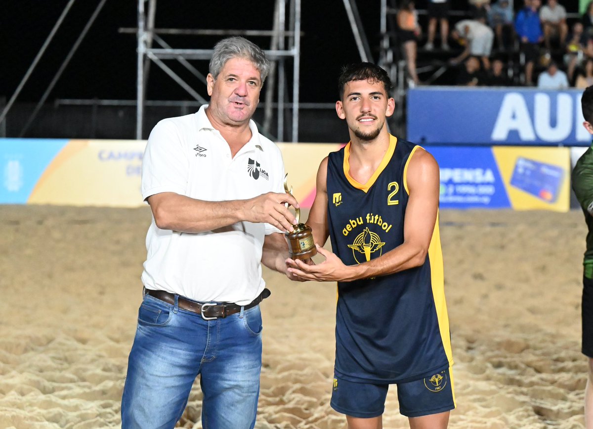 LUD_Oficial's tweet image. ¡ʟᴏꜱ ᴄᴀᴍᴘᴇᴏɴᴇꜱ! ⚽️🏖️🏆

Se terminó el torneo de fútbol playa con @aebufutbol campeón de la Copa de Oro, @CCColon1987 de la de Plata y @BodyFactory2002 de la de Bronce 👌🏼

Acá, el resumen 👉🏻 bit.ly/3TEEkKi 

📸: @caropasseggi 

#SomosLaLiga