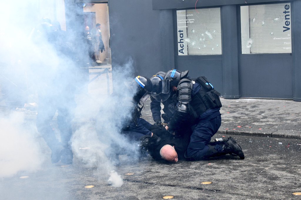 EwenBazin's tweet photo. Un manifestant âgé est interpellé violemment Place de la République à #Rennes

#Manifestations
#manif23mars #greve22mars https://t.co/TuNdAfzHJK