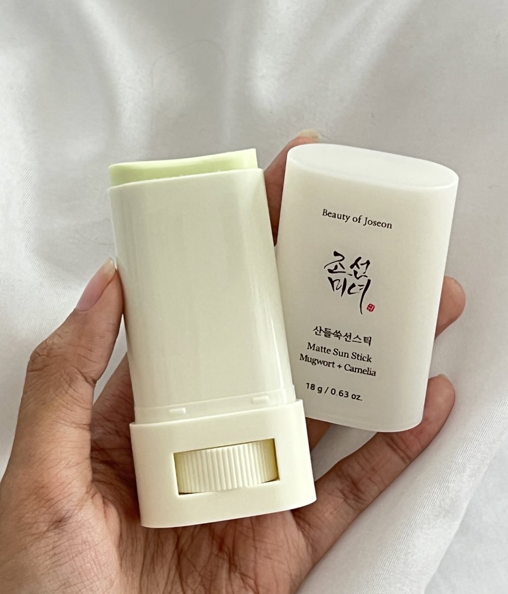 itfeelstory's tweet photo. สิ่งนี้อเมซิ่งมากกก sun stick กันแดดแบบแท่งที่คุมมัน หน้าไม่เยิ้มเลยทั้งวัน😭✨ ดีมาก รู้งี้ซื้อนานแล้ว เนื้อแมทแต่เคลือบผิว สบายผิวมาก ซึมลงผิวไปเลยอะ ผิวเ��ลอพร้อมรับเมคอัพด้วยนะ แต่งหน้าต่อคือปัง ไม่เป็นคราบเลย โคตรดี ยอมม t-t https://t.co/L1rFud4VAx