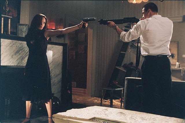 _lvs21's tweet photo. "Mr. &amp; Mrs. Smith"
(2005)

電撃結婚をしたジョンとジェーン💍しかし2人の正体は別々の組織に所属する暗殺者。お互い正体を知られないように結婚生活を送っていたが…ブラピもアンジーもかわいいしかっこいいしで終始2人に見惚れてた🥲ストーリーもアクションも最高で大好きな作品です。 https://t.co/ADbh4H8jdn