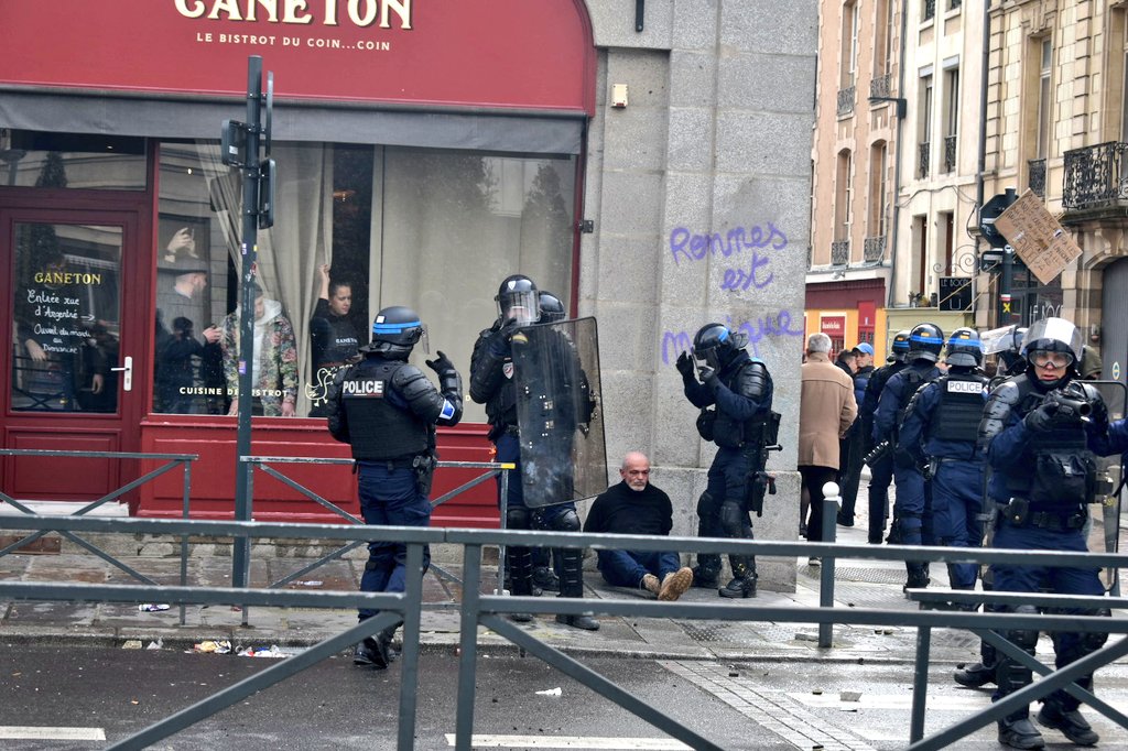 EwenBazin's tweet photo. Un manifestant âgé est interpellé violemment Place de la République à #Rennes

#Manifestations
#manif23mars #greve22mars https://t.co/TuNdAfzHJK