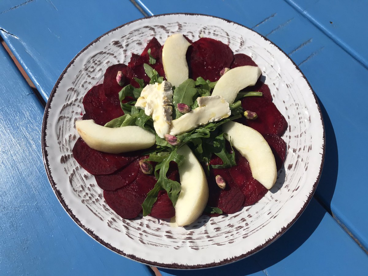 alacartemenus's tweet photo. Ensalada de remolacha (cruda) de #ConreuSereny, pera de #Lleida, rúcula de Mataró, queso “Or blanc” de #Corroncui y pistachos de #Closca
El aliño: #AOVE de @maset y vinagre balsámico de Moscatell de @CastellGardeny
#proximitat #sísepuede
#amanidacatalana 🫣🙃 https://t.co/owqVvzuPTf