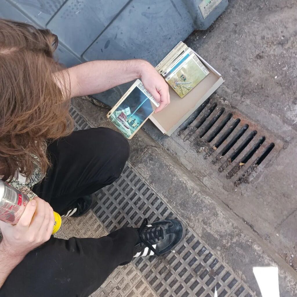 In this week's adventures, I used my Spanish to troubleshoot a busted water heater and read some Agatha Christie, and Jason found some shirts, lounging statues, and more fish. 

#Zaragoza #aljaferia #spain #traveljam instagr.am/p/CqIbBXiudBO/