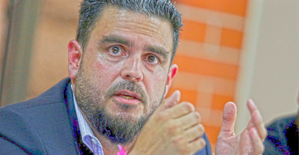 censura_oficial's tweet photo. #ULTIMAHORA Fiscalía salvadoreña investiga a Héctor Silva Ávalos por lavado de dinero y vínculos con el expresidente Funes. La Fiscalía General de la República (FGR) de El Salvador abrió un expediente al periodista Héctor Silva Ávalos por su presunta participación en lavado de dinero durante la administración del expresidente Mauricio Funes Cartagena. Se dice que Silva Ávalos, cofundadora de la Revista Factum, recibió dinero del empresario Rodolfo “Fito” Salume Artiñano para establecer el medio de comunicación. A pesar de tener un expediente abierto por el delito de lavado de activos, la FGR no ha podido judicializar el caso, y se alega que esto se debe a la influencia de los hermanos Cáceres.