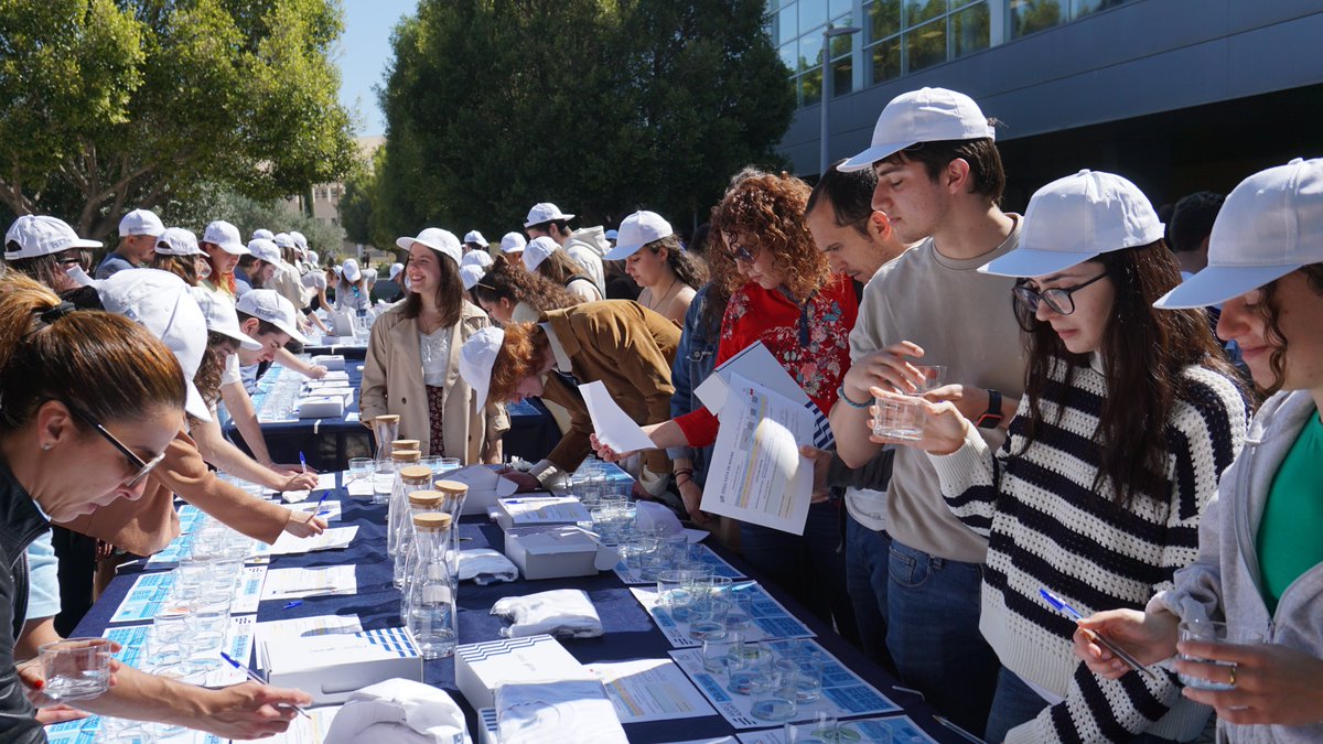 🔝 Esta mañana hemos celebrado en la <a href="/UA_Universidad/">Universidad de Alicante UA</a>, en coordinación con el Vicerrectorado de Estudiantes y Empleabilidad y el Secretariado de Universidad Saludable, una #catadeAguas que ha reunido a más de 150 personas, la mayoría estudiantes.

aguasdealicante.es/-/multitudinar…

Hilo ⤵️