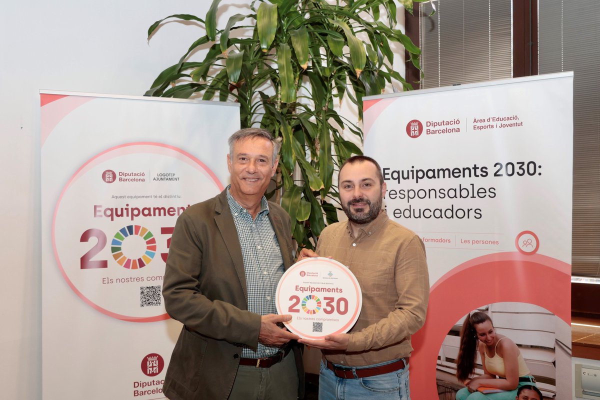 joventutdiba's tweet photo. Avui l'alcalde de @llicamunt Ignasi Simón, ha rebut el distintiu #Equipaments2030 lliurat pel Diputat #JoventutDiba @JaviSilvaP que acredita el seu compromís per uns espais #educatius, #esportius i #juvenils responsables i educadors.
👉https://t.co/mSqpzs5BKw
📷Oscar Ferrer https://t.co/Z0NWWJDaBn