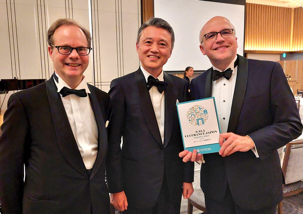 ConsulKyoto's tweet photo. A Nagoya ce soir pour le diner de gala de la Chambre de commerce et d'industrie française au Japon #CCIFJ. Très belle soirée en compagnie notamment du vice gouverneur de Aichi (photo, avec le président de la CCIFJ) et consul honoraire de France à Nagoya! https://t.co/Jv0Atg8f7B