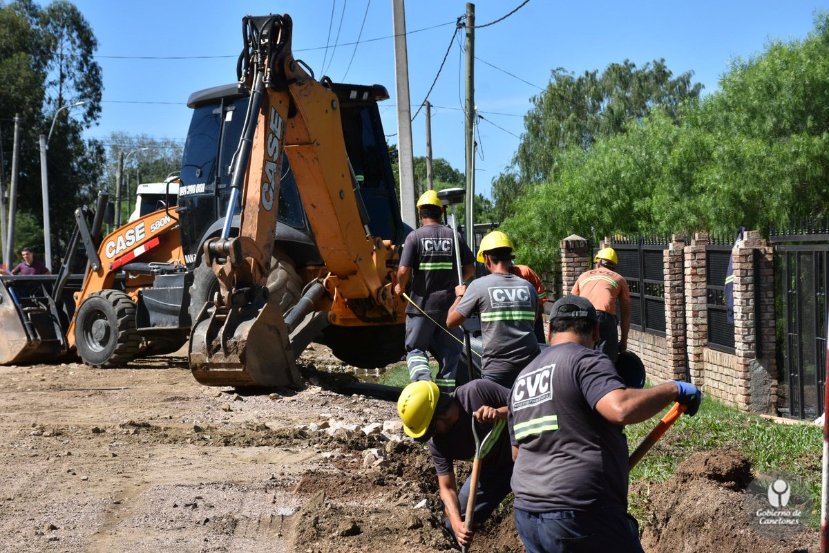IdCanelones's tweet photo. 🚧 En el marco del fideicomiso de #obras, se está ejecutando una obra de infraestructura vial e hidráulica en el Municipio de #Suárez 

✅La obra consiste en un cambio de estándar de calles y permitirá mejorar la circulación vehicular y peatonal.

➕Info➡️https://t.co/HxTZD93mCS https://t.co/lov0Fu1sls