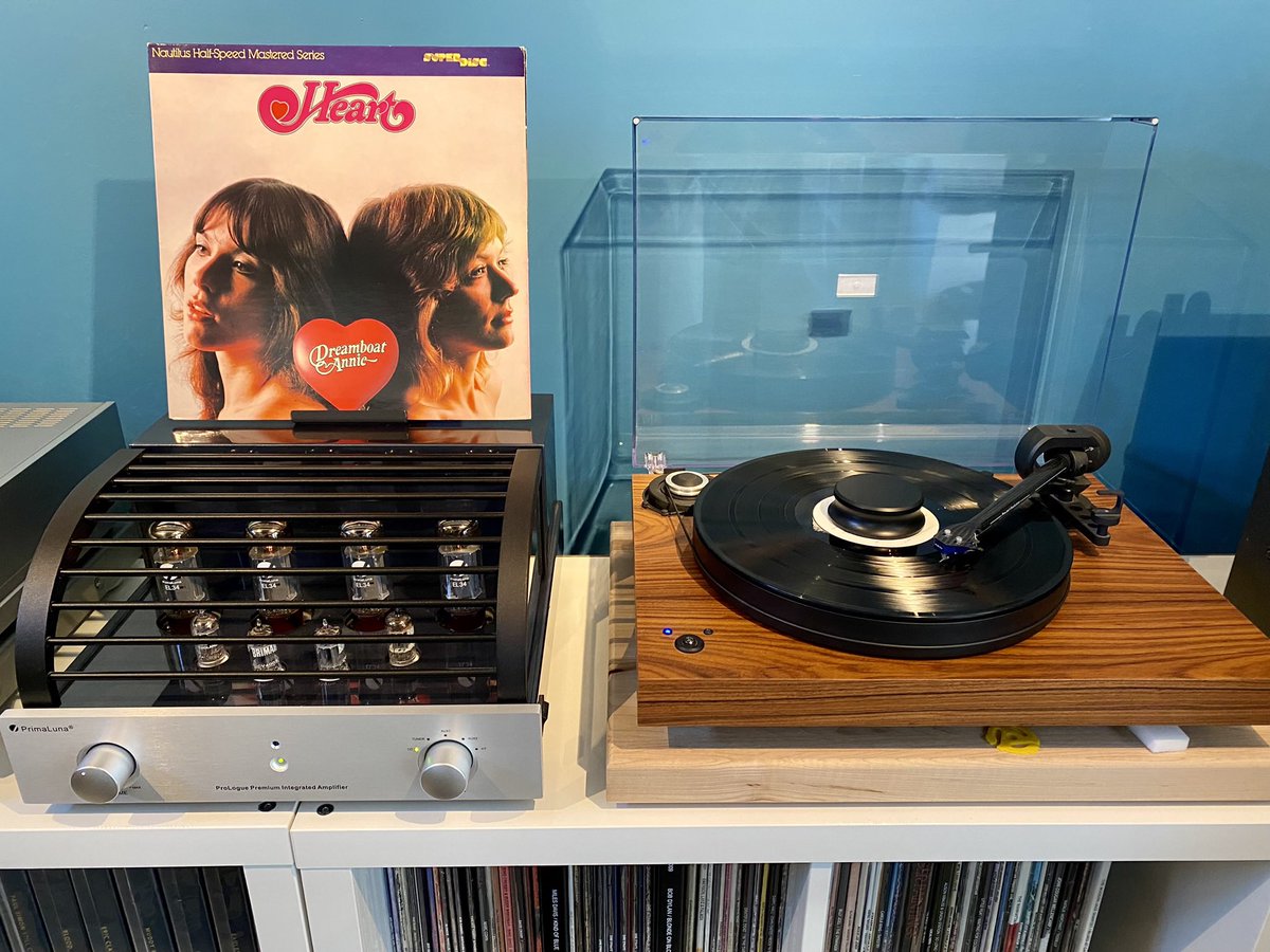 Starting the day with some audiophile Heart. This Nautilus SuperDisc pressing of “Dreamboat Annie” sounds quite nice. And the vinyl is dead quiet.

#heart #audiophilevinyl #vinylrecords <a href="/RockSolidShow/">RockSolid</a>