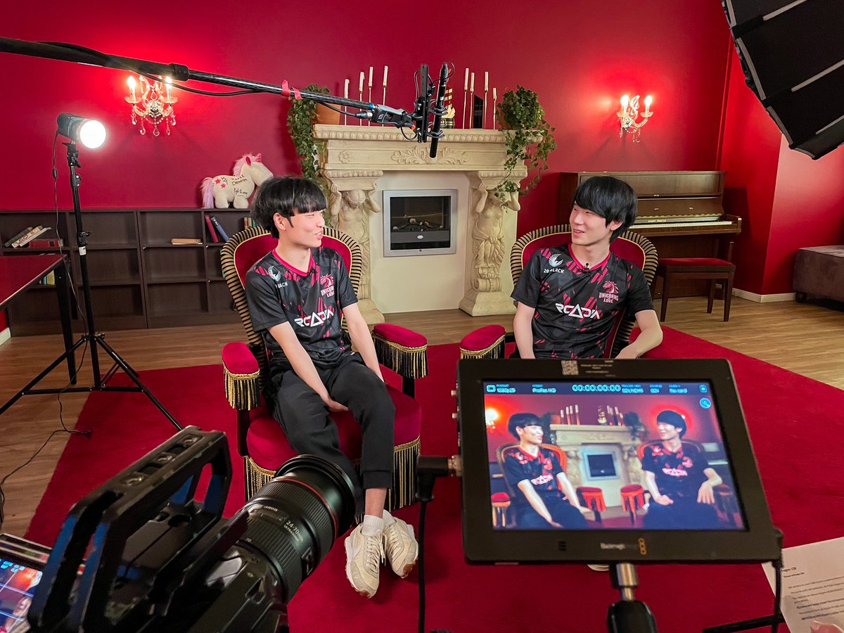UnicornsOfLove's tweet photo. BTS of yesterday’s media day with our dream team @MaskLoL20 & @0328lmk 🦄🥰
#bettermidwins #jgldiff https://t.co/Z11d1ynaUV