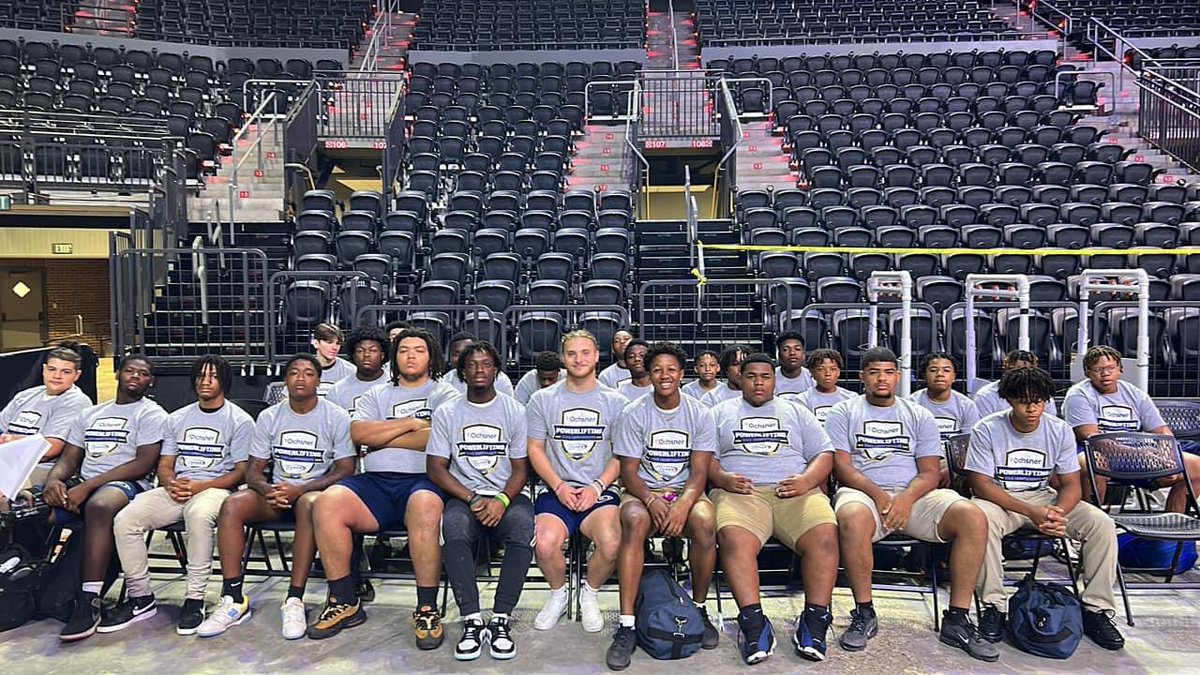 CROPowerlifting's tweet photo. 25 Bears are assisting the LHSPLA in spotting and loading for the D5 and D4 Girls’ State Meet! #Exit4 https://t.co/peBI4PxgVV