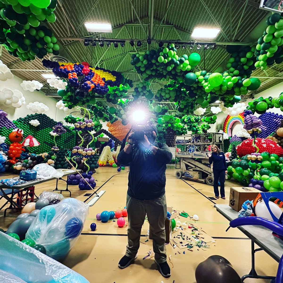 Brian_Kramp's tweet photo. Woah…That’s a lot of balloons! We’re getting a sneak peek of the Lake Geneva @thebigballoonbuild happening with Wisconsin Balloon Decor this morming on @fox6now #balloons #bigballoonbuild #balloon #balloonart #balloonartist https://t.co/iKdcjPXQdq