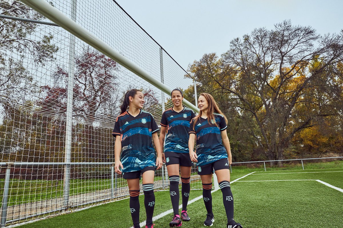 canaldeportv's tweet photo. ✅Oficial: Argentina presenta su nueva camiseta para el Mundial  Femenino de 🇦🇺- 🇳🇿.

 🇦🇷❤️Está inspirada en los colores de los distintos paisajes naturales de Argentina.

🧵En este hilo otras camisetas para el Mundial que se viene 👇 https://t.co/nbAVjm4MZF