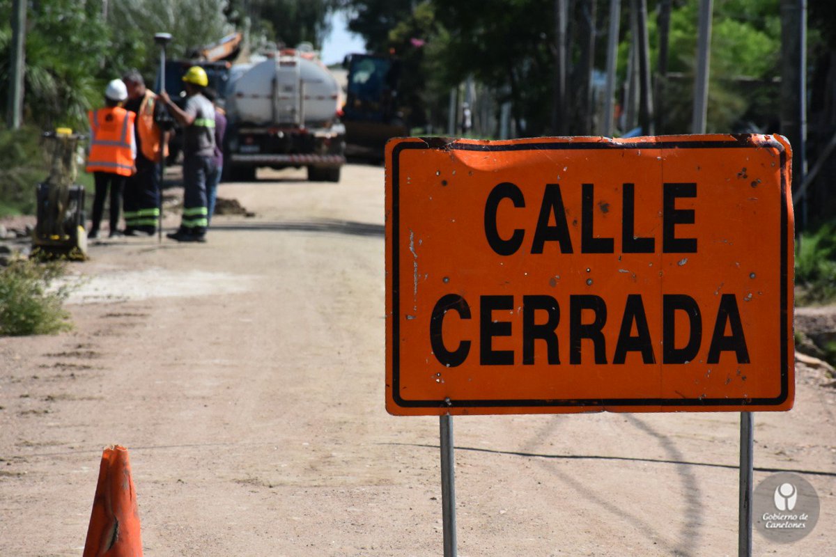 IdCanelones's tweet photo. 🚧 En el marco del fideicomiso de #obras, se está ejecutando una obra de infraestructura vial e hidráulica en el Municipio de #Suárez 

✅La obra consiste en un cambio de estándar de calles y permitirá mejorar la circulación vehicular y peatonal.

➕Info➡️https://t.co/HxTZD93mCS https://t.co/lov0Fu1sls