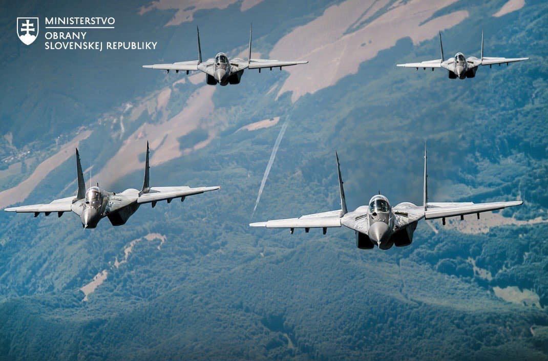 grntmedia's tweet photo. Перші чотири винищувачі МіГ-29 вже передані Україні. Решта 9 винищувачів надійдуть в Україну протягом найближчих тижнів.

Джерело - Міністерство оборони Словаччини https://t.co/Xc0HAzckqg