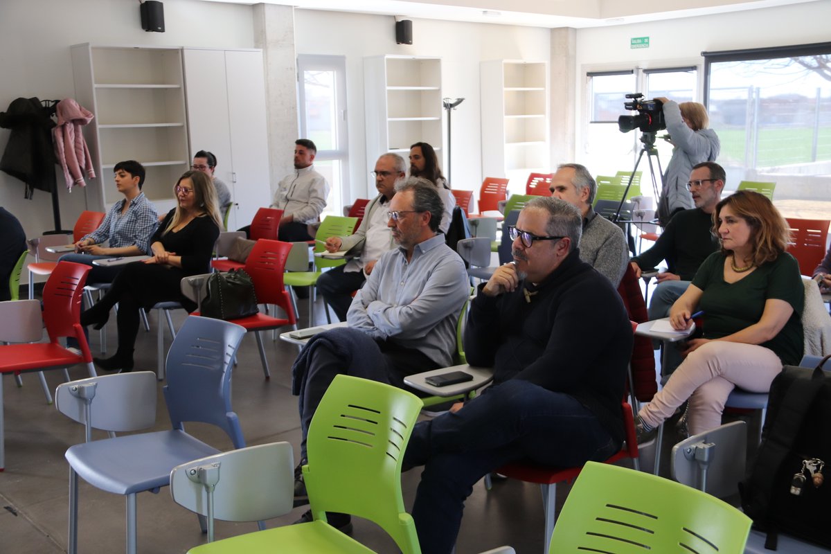 ViveManzanares's tweet image. ✅Primeros talleres de #emprendimiento del programa #Go2Work de @eoi, en Centro Multisede #Manzanares.
🟢Si tienes una idea de negocio, en el Vivero de Empresas de @manzanares_es , te ayudamos a ponerla en marcha🚀
 #JCCM #FSE