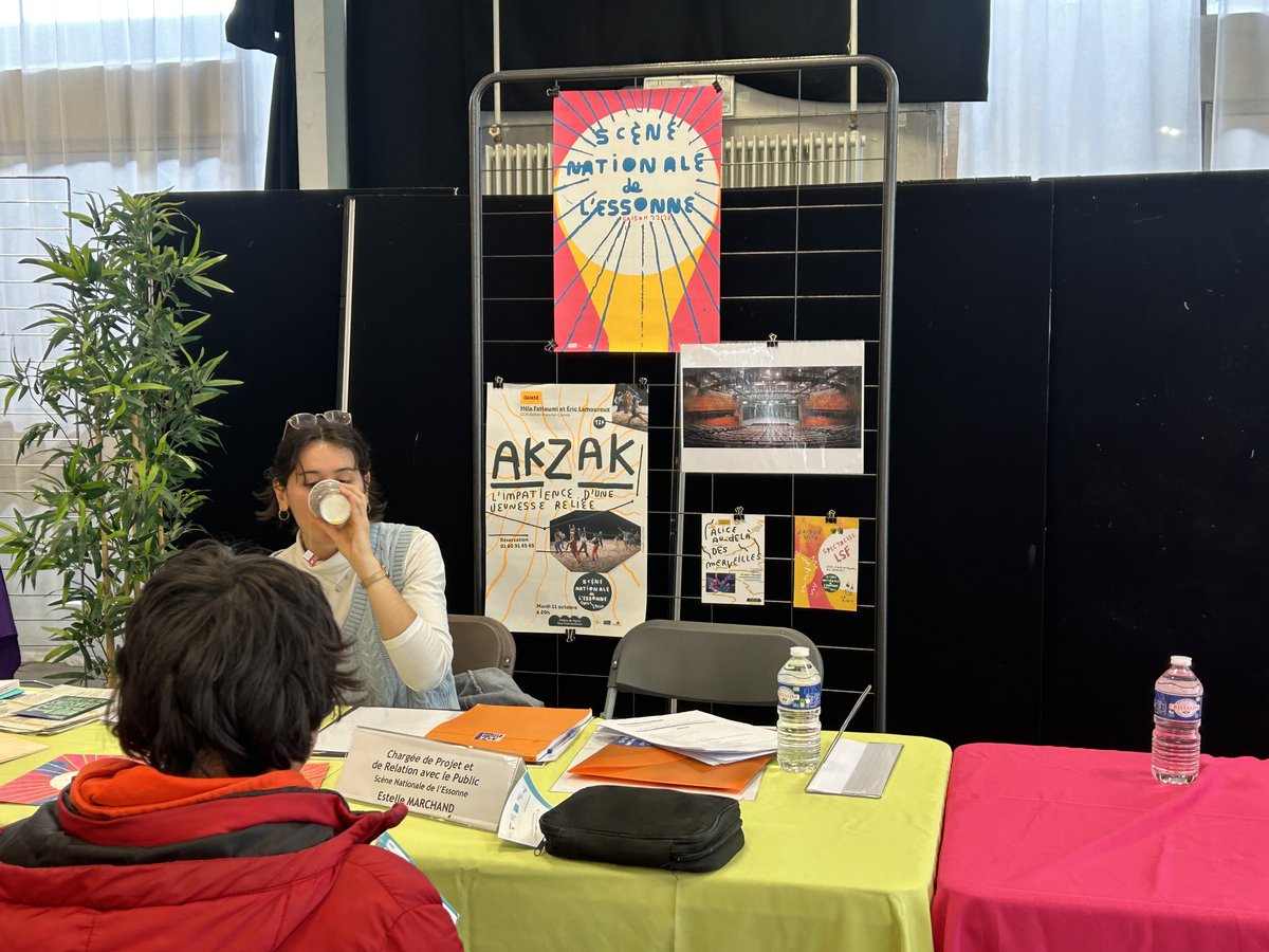 La chargée de projet et de relation avec le public de la scène nationale de l’Essonne est venu faire découvrir son métier aux collégiens. Encore merci. <a href="/SN_Essonne/">Scène nationale de l'Essonne</a>