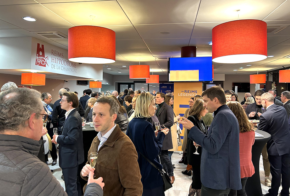 ReimsLegendR's tweet photo. [ Un Club #ReimsLégendR ! 🌟]
🙏Un grand merci aux 1ers ambassadeurs Légend'R qui se sont réunis hier soir à l'@HippodromeReims pour le lancement du Club des Légend'R, 2 mois après la révélation de la nouvelle bannière du territoire ! 
➕infos et photos ➡ https://t.co/3CczyZ3Rnv https://t.co/U1FEb0qOHT