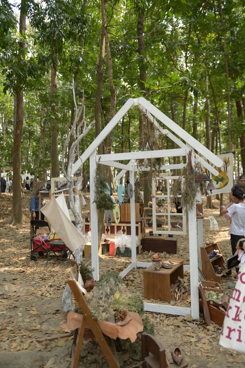 f70045's tweet photo. 灰熊綠展集
一個藏在森林裡的神奇市集
桃花心木包圍下,真的讓人有了走入秋天的錯覺
希望有機會去逛逛秋實展 https://t.co/Y9iusknnu1