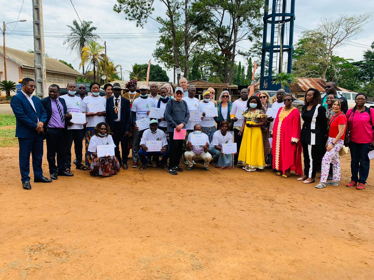 ismaelteta's tweet photo. @HelenKellerIntl Board of Trustees visit #Cameroon 🇨🇲 2️⃣

The members of the board have met the community and handed certificate of appreciation to community drug distributorsp for their amazing contribution to #BeatNTDs in #Okola health district. 
@USAIDGH @ActNTDsWest @fhi360 https://t.co/aKDOEU46W1