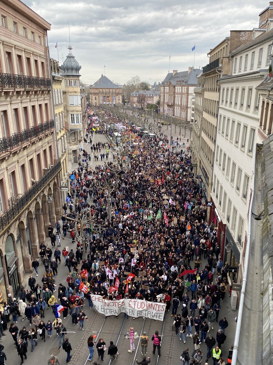 Une foule compacte s’élance à Strasbourg #retraites #manifestation ⁦<a href="/franceinfo/">franceinfo</a>⁩
