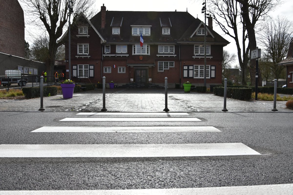 CommunedeSeclin's tweet photo. 🚧 Un passage piéton vient d'être installé juste devant l'hôtel de ville, au sein de la zone de rencontre, dans laquelle la vitesse est limitée à 30km/h et où les véhicules à moteur doivent laisser traverser les piétons. #seclinmaville #seclin #communedeseclin #amenagementurbain https://t.co/TMzxLlSnAi