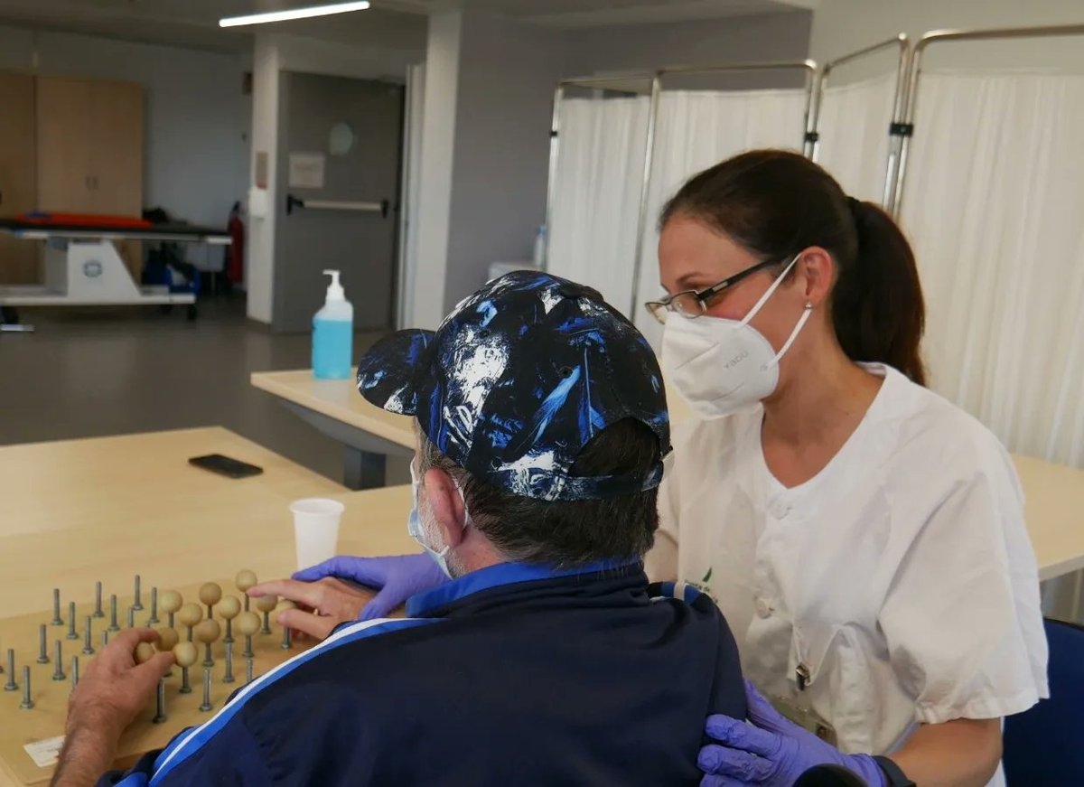 📅 Hoy #díadelarehabilitación ponemos en valor el trabajo de médicos rehabilitadores, enfermeros, TCAE, fisioterapeutas, logopedas y terapeutas ocupacionales que forman nuestra unidad de Rehabilitación y trabajan por mejorar la calidad de vida de nuestros pacientes. 🏥👩🏻‍⚕️👨‍🦽💪🏻