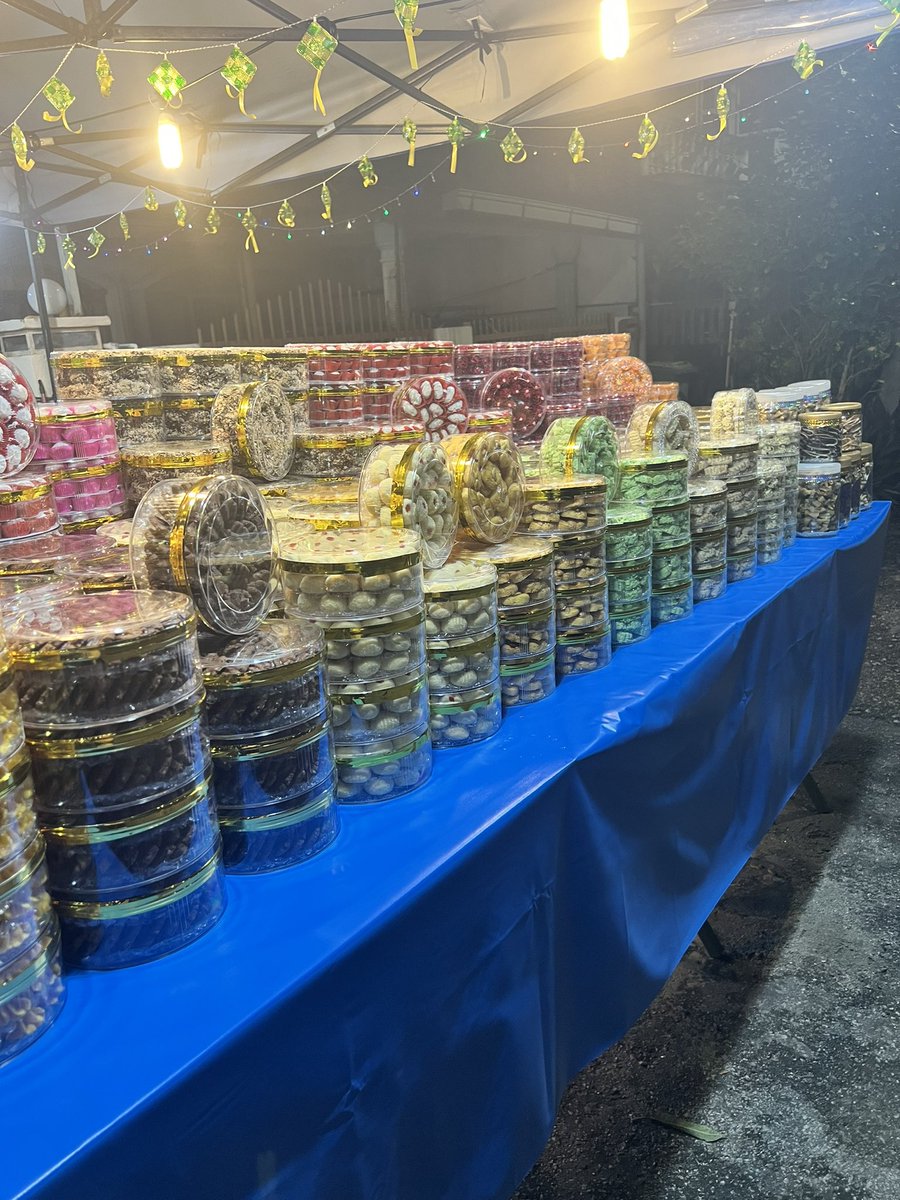 ezallafrizall's tweet photo. assalammualaikum warga twitter saya ada jual kuih raya area taman dato senu sentul siapa siapa yang berdekatan area sentul boleh lah singgah singgah beli kuih raya dengan saya ya . 

location : sentul taman dato senu jalan 18 berdekatan dobi HUB https://t.co/LKnY5C41W5