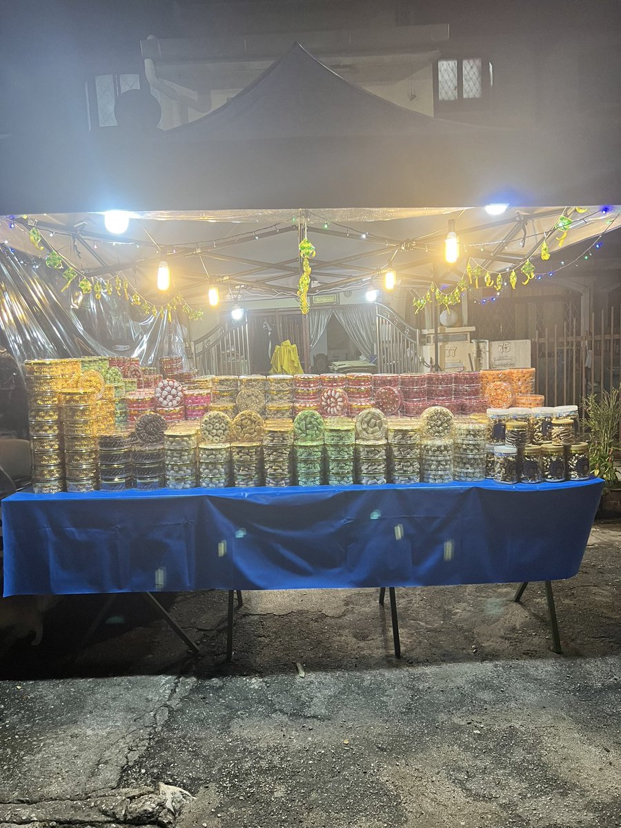 ezallafrizall's tweet photo. assalammualaikum warga twitter saya ada jual kuih raya area taman dato senu sentul siapa siapa yang berdekatan area sentul boleh lah singgah singgah beli kuih raya dengan saya ya . 

location : sentul taman dato senu jalan 18 berdekatan dobi HUB https://t.co/LKnY5C41W5