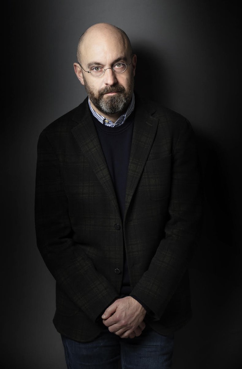 Il nostro <a href="/tommasobovo/">tommaso bovo</a> sta intervistando alcuni tra i maggiori designer italiani e oggi è la volta di Riccardo Falcinelli, che parla di libri e di copertine, di grafica italiana, di maestri e di font.

👉 frizzifrizzi.it/2023/03/23/ric…

[Foto: © Piero Gemelli]