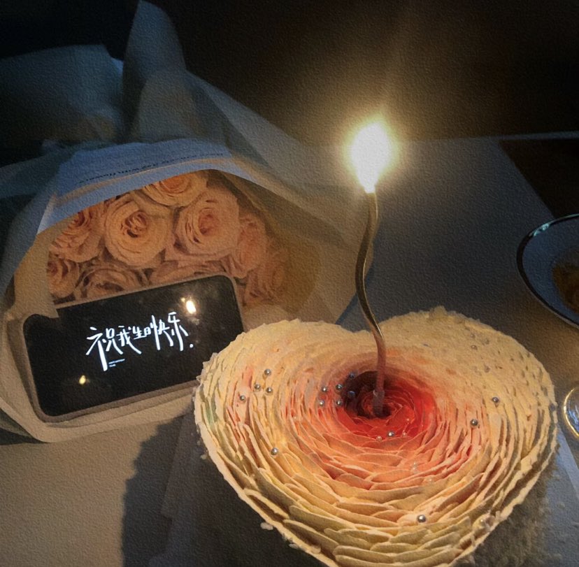 BMWSXJJ's tweet photo. 鲜花、蛋糕、蜡烛就能拥有的氛围感～
#生日快乐 https://t.co/U4F23MHOYX