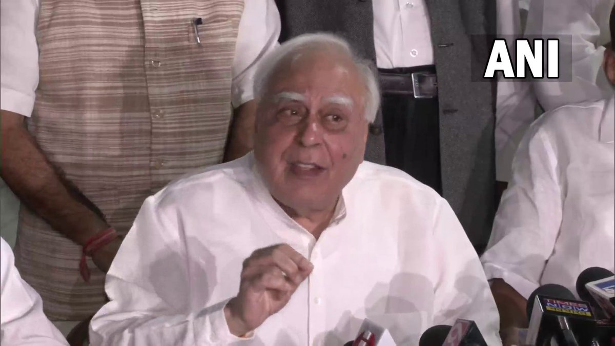 AHindinews's tweet photo. जब भी EVM में खराबी आती है वोट BJP को जाता है। ये भ्रम सिर्फ राजनैतिक दलों को नहीं है, ये भ्रम जनता में फैल चुका है इसलिए हमने फैसला किया है कि हम चुनाव आयोग के पास जाएंगे और हमारे सवालों के लिखित में जवाब मांगेंगे: NCP प्रमुख के आवास पर बैठक के बाद राज्यसभा सांसद कपिल सिब्बल https://t.co/ng9PLgyUm0