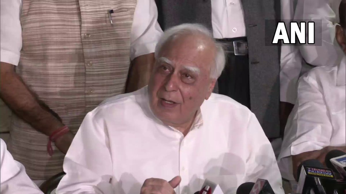 AHindinews's tweet photo. दुनिया की किसी भी मशीन के साथ छेड़छाड़ हो सकती है और कोई साइंस या कोई एक्सपर्ट यह नहीं कह सकता कि मशीन के साथ छेड़छाड़ नहीं होती और इसीलिए किसी भी लोकतांत्रिक देश में वोटिंग के लिए इलेक्ट्रॉनिक मशीन का इस्तेमाल नहीं होता: राज्यसभा सांसद कपिल सिब्बल https://t.co/ftsnb0ol4h