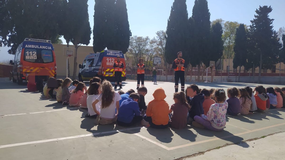 EmergenciasMur's tweet photo. Ayer visitamos a 230 alumnos del CEIP El Molinico, en la Alberca. 

Enseñamos medidas de autoprotección y activación de recursos de emergencias a través del teléfono 112.

Además, conocieron nuestras ambulancias y material sanitario. https://t.co/W32rRrRc4L