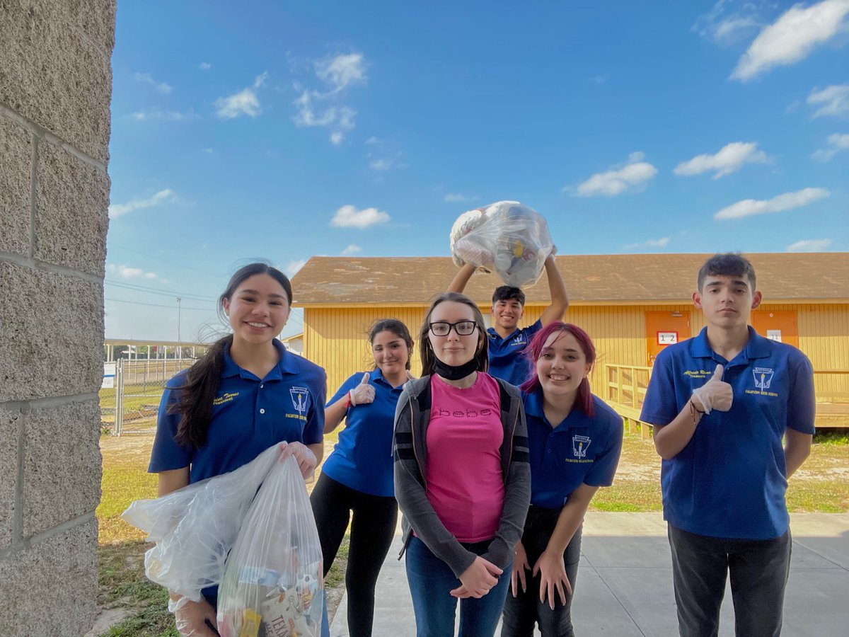 PalmviewNHS's tweet photo. NHS volunteers at PHS cleanup 🚮☀️🌳🌎  #trashcleanup @lobo_pride https://t.co/7xq0ZjDh5p