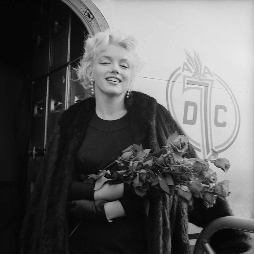 Marilyn landing in NYC.
March, 1956.

📸: #MiltonHGreene

#MarilynMonroe #Plane #Photography #Flowers #Icon #Smile