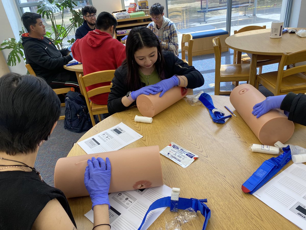 MvhsEnforcement's tweet photo. Our Law Enforcement Seniors Are Always Up For The Challenge. Ready To Graduate Up And Save Your Life by Stopping The Bleed. Special Thanks to @BorderRAC For Coming Out To Teach Our Kids. #MVHSLawEnforcement #Stopthebleed #Readyforanything #graduation #46daystogo https://t.co/ZIGVFWMl3P