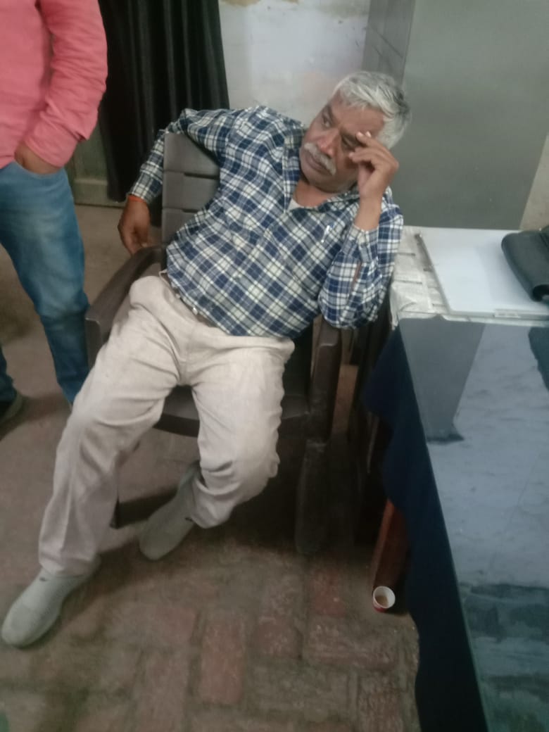 अयोध्या। आठ हजार रुपए की रिश्वत लेते हुए कानूनगो को विजिलेंस की टीम ने किया गिरफ्तार,जमीन की खारिज दाखिल में रिपोर्ट लगाने के नाम पर रुपए मांग रहा था कानूनगो विजय मिश्रा, तहसील सदर का कानूनगो है विजय मिश्रा, गोसाईगंज क्षेत्र से हुई गिरफ्तारी, विजिलेंस कार्यालय में चल रही पूछताछ।