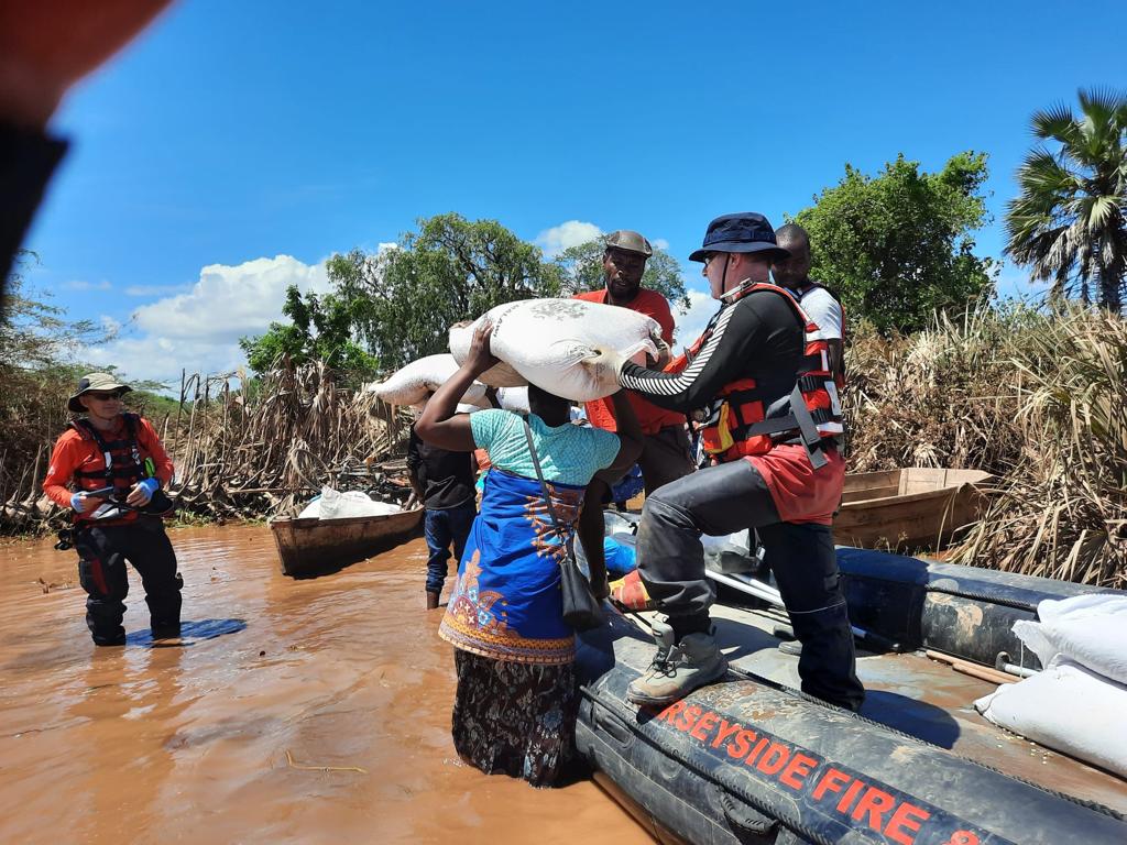 UK_ISAR_TEAM's tweet photo. A large number of areas in the Nsanje District are still difficult to access. Today, part of our #UKISAR team has assisted in providing essential food supplies to more than 61,000 displaced individuals in the region #Malawi 🧡 

@UKinMalawi 
@FCDOGovUK https://t.co/rj0ME3qqRv