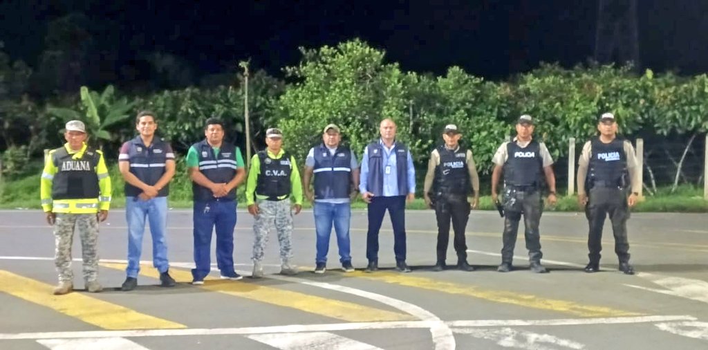 #ElOro | Con un trabajo articulado entre <a href="/AgrocalidadZ7/">Agrocalidad Zona 7</a> <a href="/PoliciaEcuador/">Policía Ecuador</a> <a href="/SENAE_Aduana/">Servicio Nacional de Aduana del Ecuador</a>, realizamos operativo de control de productos perecibles, verificando su  movilización con sus documentos habilitantes, en el cantón #ElGuabo 
 #TrabajamosPorElAgro 👨‍🌾👩‍🌾