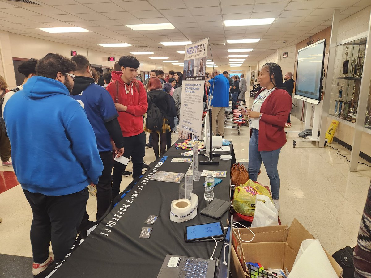 nextgennwi's tweet image. #NextGen was“Bridging The Gap” with Thomas A Edison Junior Senior High School last Tuesday! We had a great time showing the students our services and mission. As well as help them explore careers with our VR Headsets! 

#thomasedisonhighschool #Workone