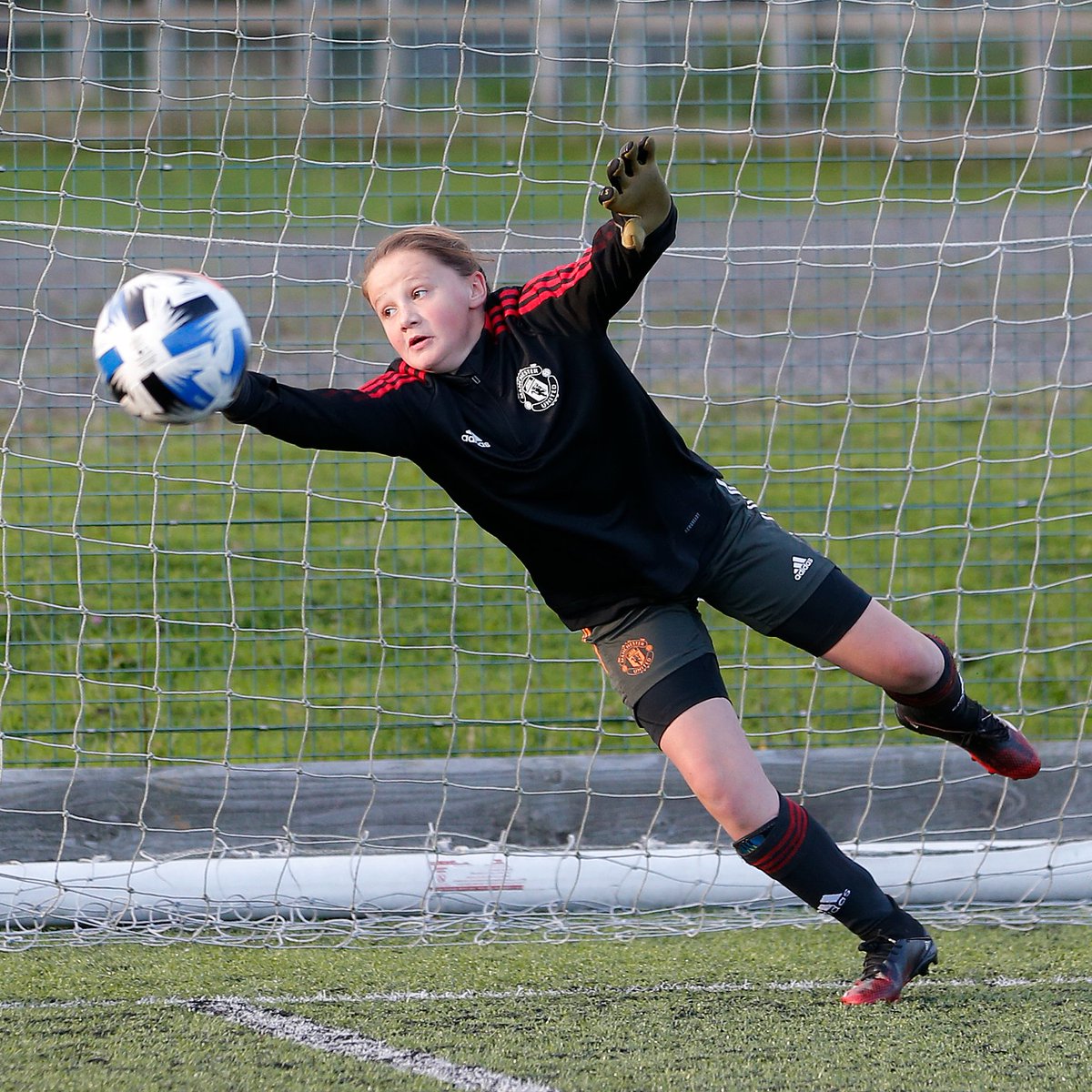 MU_Foundation's tweet image. 🫵  Female goalkeepers, we want you! 🚨

If you play for a club in the UK and are aged 9-16, we’re offering a workshop @EcclesSFCollege to gain high-quality goalkeeper training ⚽

Find out more and register your interest 👇 

🔗 bit.ly/girlsgoalkeepe…